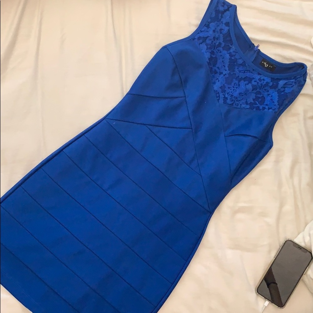 Sleeveless dress with lace top